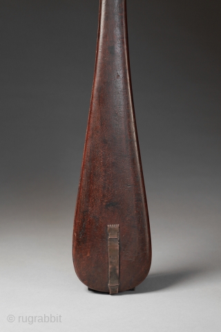 Opium balance with its case,
wood, bone, bronze.
China, 19th century.
41,5 cm.                       
