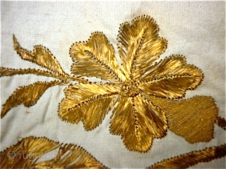 sofreh ? incredible ottoman gold metallic embroidery turkish  XIX century , on a white thin cotton panel 
150 cm X 80 cm 
very good condition,just  few yellow stains ,
550 grams
1800  ...