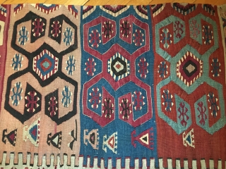 Rare and very fine Anatolian kilim, late 19th / early 20th century.
Wear consistent with age and use, 2 bands momentarily sewn the wrong way. With a subtle color scheme. 158 x 310  ...