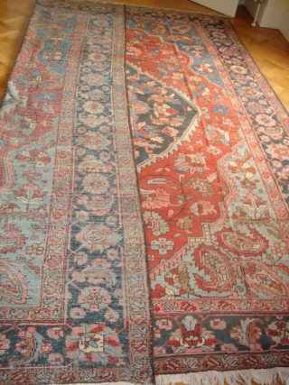 Heriz Carpet, circa 1910

3.85 m x 2.90 m (12 ft. 10 in. x 9 ft. 8 in.)                