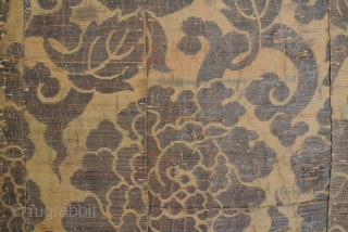 Antique Japanese KESA Buddhist Monk's Robe Edo period 1640-60 17th century.

Silver thread motif of peonies on silk.
Patina of the oxidized silver give this unique color of shade of brown.
Mounted on a new  ...