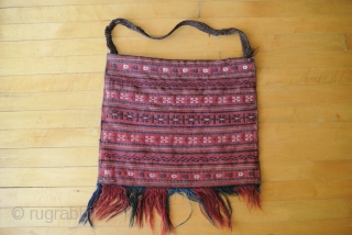 Turkmen bag. 
Complete, in very good condition for the age.
Size:17 1/4 x 14 1/2" without fringes
                 