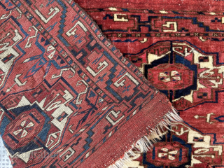 Tekke torba, 1st half 19th c., rare curled-leaf border, some abrashes, 100 x 40 cm. 1st photo: in sunlight, 2nd photo: clouded sky.
Mail to: matthiaswohlgemuth@gmx.ch        