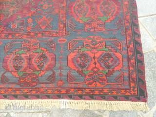 370 x 220  cm
Very old Caucasus SOUMACK 
Wool on wool - Beautiful colors.
Other info or photos about it on request.
Happy New YEAR !
GREETING from Lake of COMO ! 

Venduto in COMO  ...