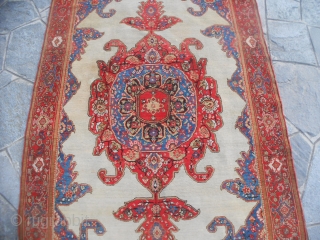 Antique Feraghan in very, very good condition.
Without problem upon fiel or foundations.
Maybe a Tafresh ancien carpet. 
Size is cm. 203 x 124 cm.  Beautiful colors.
More images on request. Thanks a lot.
Fine  ...