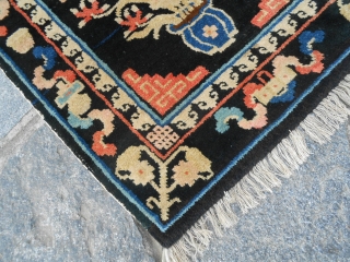 102 x 54  cm
Tappeto cinese antico annodato nel GANSU.
CHINESE ANTIQUE carpet knotted in the region of GANSU.
In perfect condition.
With a lot od Ideograms shou and sinshuan.
Wool on cotton warp-weft.
GREETING from lake  ...