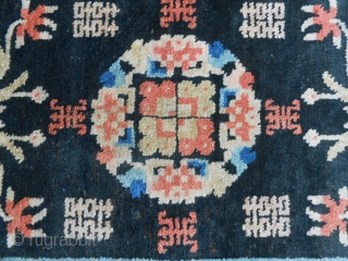 102 x 54  cm
Tappeto cinese antico annodato nel GANSU.
CHINESE ANTIQUE carpet knotted in the region of GANSU.
In perfect condition.
With a lot od Ideograms shou and sinshuan.
Wool on cotton warp-weft.
GREETING from lake  ...