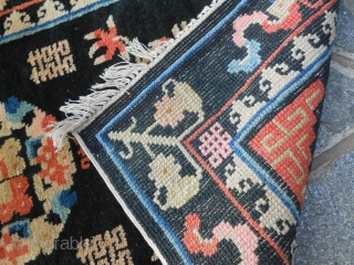 102 x 54  cm
Tappeto cinese antico annodato nel GANSU.
CHINESE ANTIQUE carpet knotted in the region of GANSU.
In perfect condition.
With a lot od Ideograms shou and sinshuan.
Wool on cotton warp-weft.
GREETING from lake  ...