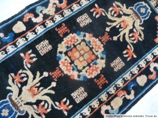 102 x 54  cm
Tappeto cinese antico annodato nel GANSU.
CHINESE ANTIQUE carpet knotted in the region of GANSU.
In perfect condition.
With a lot od Ideograms shou and sinshuan.
Wool on cotton warp-weft.
GREETING from lake  ...
