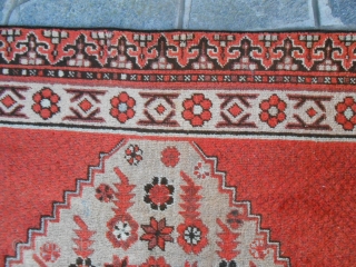 322 x 167 cm
Oriental carpet knotted in the region of XINJIANG
OASI of KHOTAN, EAST TURKESTAN.
Item # 200.
Antique carpet about 80/90 years old.
In good condition.
Original design.
        