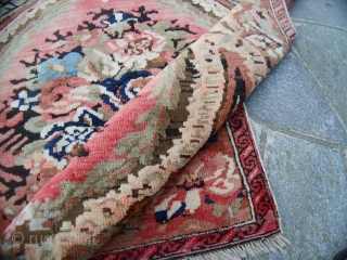 200 x 113  cm is the size of this antique CAUCASUS piece.
In perfect condition - like a new piece -
Made in the district of KUBA.
It' a  ZEIKHUR carpet design GOL-FARANG.
All  ...