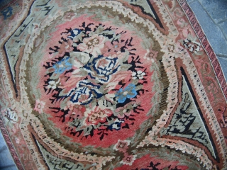 200 x 113  cm is the size of this antique CAUCASUS piece.
In perfect condition - like a new piece -
Made in the district of KUBA.
It' a  ZEIKHUR carpet design GOL-FARANG.
All  ...