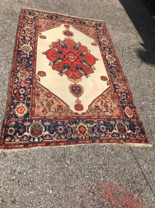 FARAHAN carpet in good condition, with original design.
Fine knot and shiny dyes. Old piece in very good condition
ALL original size, ends and selvedges.
This carpet has not been washed, at present.
Size  cm.  ...