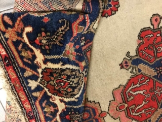 FARAHAN carpet in good condition, with original design.
Fine knot and shiny dyes. Old piece in very good condition
ALL original size, ends and selvedges.
This carpet has not been washed, at present.
Size  cm.  ...