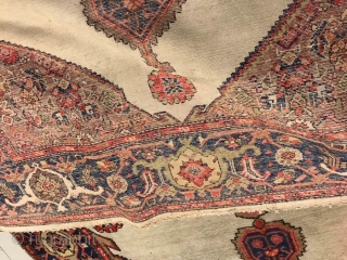 FARAHAN carpet in good condition, with original design.
Fine knot and shiny dyes. Old piece in very good condition
ALL original size, ends and selvedges.
This carpet has not been washed, at present.
Size  cm.  ...