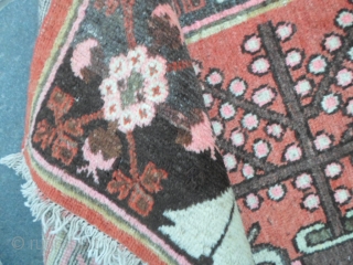 Original in perfect condition East-Turkestan/Xinjiang ancien carpet with
vase design. Wool pile on cotton foundation. For me this Xinjiang has been
knotted in the OASI of KASHGAR. More info or pictures about this carpet
of  ...