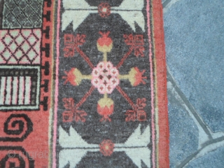 Original in perfect condition East-Turkestan/Xinjiang ancien carpet with
vase design. Wool pile on cotton foundation. For me this Xinjiang has been
knotted in the OASI of KASHGAR. More info or pictures about this carpet
of  ...