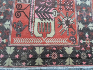 Original in perfect condition East-Turkestan/Xinjiang ancien carpet with
vase design. Wool pile on cotton foundation. For me this Xinjiang has been
knotted in the OASI of KASHGAR. More info or pictures about this carpet
of  ...