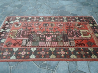 Original in perfect condition East-Turkestan/Xinjiang ancien carpet with
vase design. Wool pile on cotton foundation. For me this Xinjiang has been
knotted in the OASI of KASHGAR. More info or pictures about this carpet
of  ...