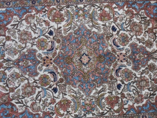 205 x 133 cm.  An antique Persian fine ESFAHAN. Good conditions and avery fine knot.
About 100 years old. Wool pile on cotton foundation. Very beautiful and delicate colours Please, ask about  ...