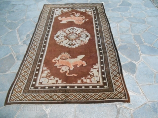 264 x 161 cm Antique carpet from China Paotao in good condition. Original pattern
with a 2 FO-DOGS that surround a beautiful big peonies' medaillon. Made in the
period 1° quarter XXth century. For  ...