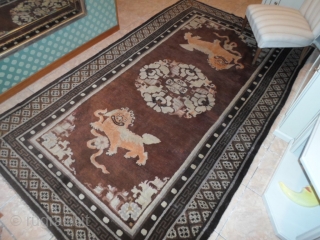 264 x 161 cm Antique carpet from China Paotao in good condition. Original pattern
with a 2 FO-DOGS that surround a beautiful big peonies' medaillon. Made in the
period 1° quarter XXth century. For  ...