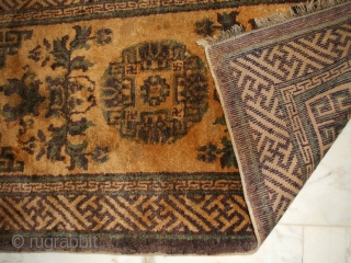 Size:  120 x 63 cm
Antique Chinese carpet in very good condition; some old repairs.
Original color and shiny wool.
I think it's an Inner MONGOLIAN carpet.
Warm regards from Lake of COMO !

Venduto in  ...