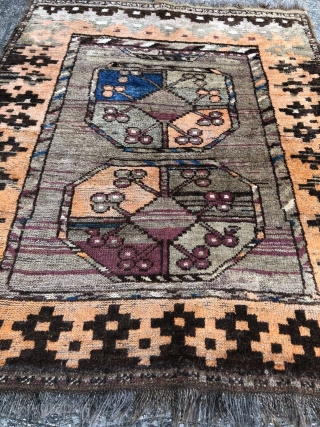 141 x 100 cm Original Belouch with big Ersari Gols.
In very good condition. Wool on Wool and natural dyes.
All original in size and with the 2 kilims at the ends.
This belouch has  ...