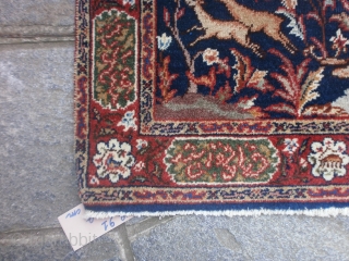 LITTLE but beautiful this  "TABRIS - AMORINO" !
TEBRIS azeri persian carpet knotted extremely fine.
It is in very, very good condition. 
Garden-Paradise design with a lovely man (AMORINO=CUPID).
Upon the 4 main borders  ...