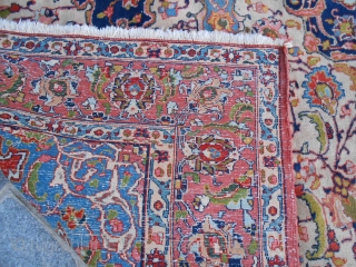 Very old ESFAHAN fine knot. In good condition. 320x215 cm.
Beautiful colour. Wool on cotton.  Price 670 euro (free shipp for EURO zone) 
         