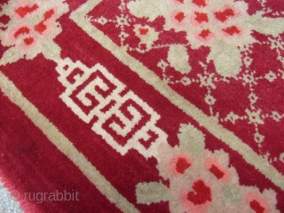 159 x 96 cm. Oriental carpet knotted in Gansu / China. Antique about 80/90 years old.
In perfect condition. Very beautiful red colour. Velvelty wool. Peonia patter.

VENDUTO ------ SOLD
     