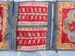 This original carpet has been knotte in ANATOLIAN. Size 133 x 51 cm. ANTIQUE MELAS saddle bag in good condition. ALL ORIGINAL.
About 70/80 years old.  Has been professional washed.
Other photos on  ...