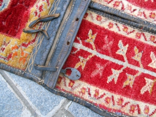 This original carpet has been knotte in ANATOLIAN. Size 133 x 51 cm. ANTIQUE MELAS saddle bag in good condition. ALL ORIGINAL.
About 70/80 years old.  Has been professional washed.
Other photos on  ...