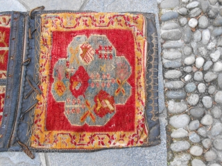 This original carpet has been knotte in ANATOLIAN. Size 133 x 51 cm. ANTIQUE MELAS saddle bag in good condition. ALL ORIGINAL.
About 70/80 years old.  Has been professional washed.
Other photos on  ...