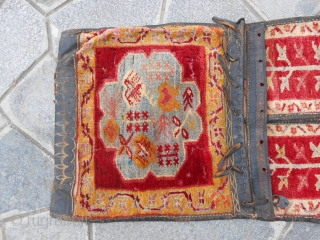 This original carpet has been knotte in ANATOLIAN. Size 133 x 51 cm. ANTIQUE MELAS saddle bag in good condition. ALL ORIGINAL.
About 70/80 years old.  Has been professional washed.
Other photos on  ...