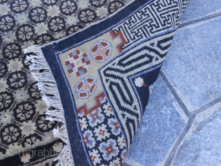 160 x 80 cm
Very old chinese PAO-TAO in very good condition. Full pile and any problem.
Original pattern boulou.
More photos or info on request.

Il est été vendu en FRANCE, merçi !  *****
VENDUTO  ...