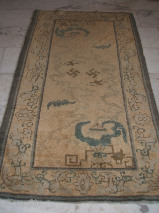 175 x 93 cm Antique Peking very very archaic design. Last quarter XIXth century.
The upward-pointing decoration and the presence of original motif of the eight
Buddist Treasure (the Canopy) and one of the  ...