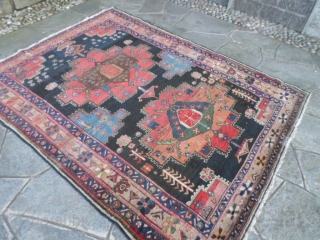 Size 200x154 cm from Chahar Mahal-va-Bachtyari (or maybe Afshar). Antique piece with
natural dyes and very original design. Very good condition for this Bachtyar knotted
around the end of XIX th. century. All wool.Piece  ...