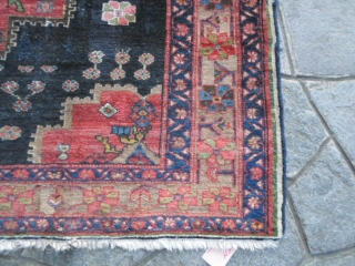 Size 200x154 cm from Chahar Mahal-va-Bachtyari (or maybe Afshar). Antique piece with
natural dyes and very original design. Very good condition for this Bachtyar knotted
around the end of XIX th. century. All wool.Piece  ...