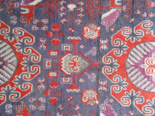 324 X 161 CM IS THE EXACT SIZE OF THIS ANTIQUE CARPET.
KNOTTED IN CHINA XINJIANG, EAST TURKESTAN, OASI OF KHOTAN.
VERY GOOD CONDITION, WASHED AND PROMPT FOR TO USE IN YOUR HOUSE.
WOOL ON  ...