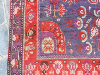 324 X 161 CM IS THE EXACT SIZE OF THIS ANTIQUE CARPET.
KNOTTED IN CHINA XINJIANG, EAST TURKESTAN, OASI OF KHOTAN.
VERY GOOD CONDITION, WASHED AND PROMPT FOR TO USE IN YOUR HOUSE.
WOOL ON  ...