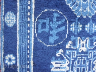 General Ma Bufang carpet knotted in region of Xinjiang-China,
around 1920. Very good condition (only 2 old restors).
4 Ideograms around the medaillon, border T and Shou ideogram.
Size is  123 x 60 cm.  ...