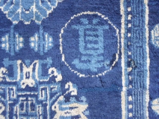 General Ma Bufang carpet knotted in region of Xinjiang-China,
around 1920. Very good condition (only 2 old restors).
4 Ideograms around the medaillon, border T and Shou ideogram.
Size is  123 x 60 cm.  ...