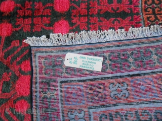 347 x 173 cm
Antique oasi of XINJIANG, design pomegranades.
In perfect condition, shiny wool.
Carpet knotted in the East-Turkestan, Yarkand oasi.
Fastened colorus.
More pictures on request, thanks!
GREETING from COMO lake.      