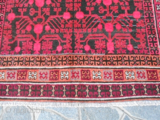 347 x 173 cm
Antique oasi of XINJIANG, design pomegranades.
In perfect condition, shiny wool.
Carpet knotted in the East-Turkestan, Yarkand oasi.
Fastened colorus.
More pictures on request, thanks!
GREETING from COMO lake.      