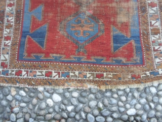 Antique Kazakh from Caucasus in fair condition.
Wool on wool and natural colors for this piece.
Very archaic design and shiny colors.
More info or pictures on request.
REGARDS from COMO !      ...