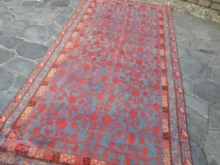 349 x 171 cm. Antique piece knotted in East-Turkestan, Xinjiang, Oasi
of YARKAND ( Samarkand carpet ). Original carpet with the pomegranades
vases design. In good condition and washed. Svastika design for the
border. Shiny  ...