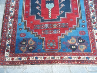 SIZE  cm. 240 x 140 cm. = ft. 7,33 x 4,60 ft.
In perfecto condition. All wool and fastened colors.
Original design for this Antique KAZAKH.
Bejinning XX th. century.

Greeting from lake of Como  ...