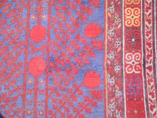 East Turkestan - Xinjiang - Oasi of YARKAND.
Antique Samarkand design POMEGRANADES.
Size m. 4.99 x 2.30
Good condition, all original. Fastened color.
Other info and photos on request.
***********
This piece has been sold in COMO! Grazie!
VENDUTO  ...