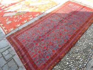 East Turkestan-Xinjiang Oasi of YARKAND
Pomegranades vases design for this antique Samarkand.
In good condition with very shiny wool.
Great color for this beautiful oriental carpet.
The size is upon the last photo of the rug.
Thanks  ...